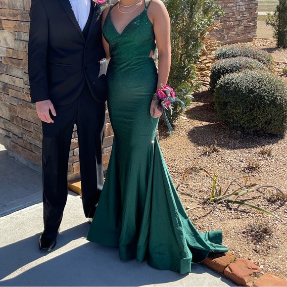 ellie wilde | Dresses | Stunning Emerald Green Gown